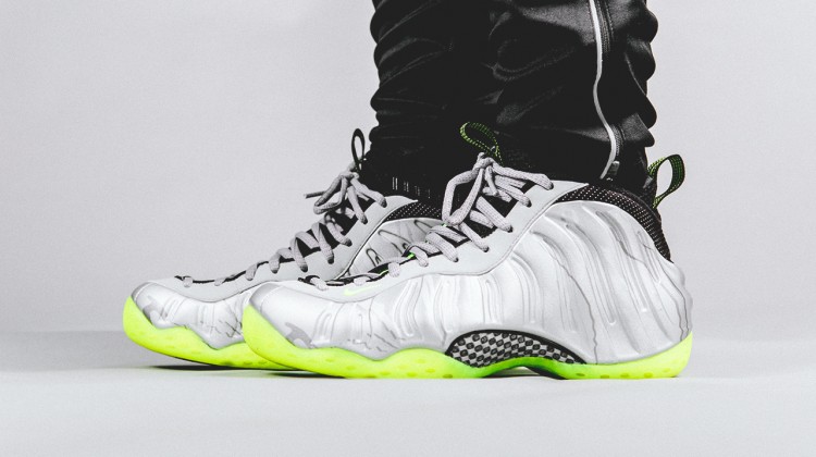 Nike Air Foamposite One Metallic Silver/Volt