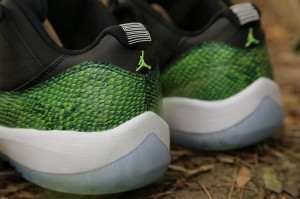 005-AirJordan-Retro_Low_SnakeSkin