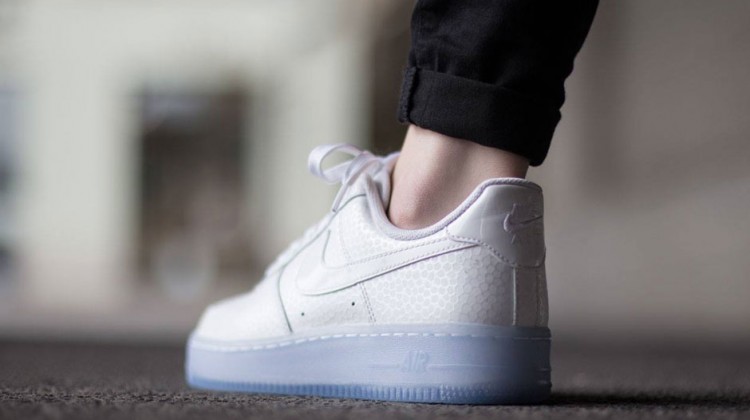 nike-air-force-1-low-wmns-white-icy-sole-3